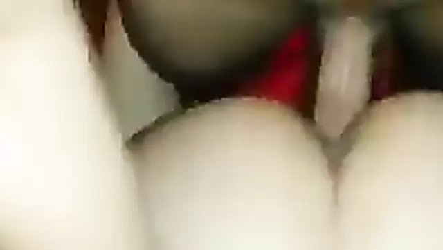 الجميلة الأوزبكية بتتناك من ورا بوضعية الدوجي عشان واقعية.
