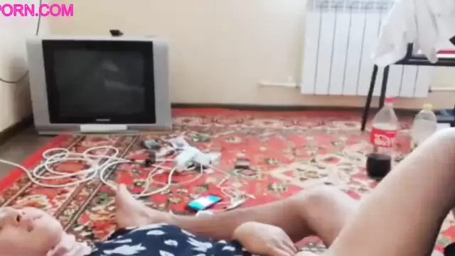 زوجة مراهقة أوزبكية ترش مع زوجها على الأرض وتفجر شهوتها.