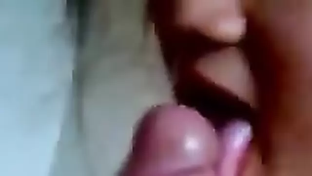 بنت أوزبكية صغيرة تلحس راس زب برقة.