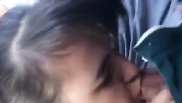 مسكوا بالكاميرا وهي بترضع زب أوزبكي بطريقة قذرة ومثيرة.