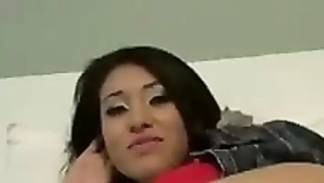 אוזבקית בתחתונים מפתה את הבעל של זר