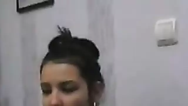 البنت ورّت للأوزبكي طيزها العارية