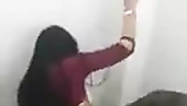 بنت من أوزبكستان سلمت نفسها لصديقتها في الحمام